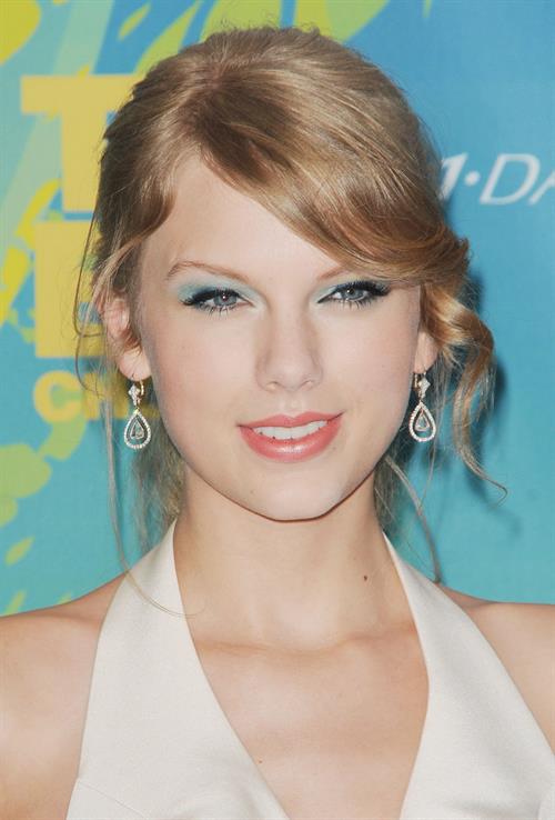 Taylor Swift at the 2011 Teen Choice Awards August 07, 2011 