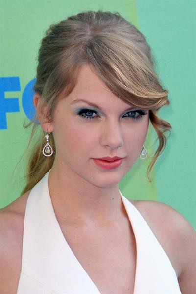 Taylor Swift at the 2011 Teen Choice Awards August 07, 2011 