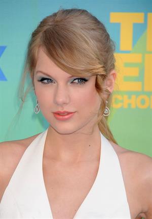 Taylor Swift at the 2011 Teen Choice Awards August 07, 2011 