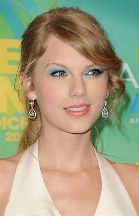 Taylor Swift at the 2011 Teen Choice Awards August 07, 2011 