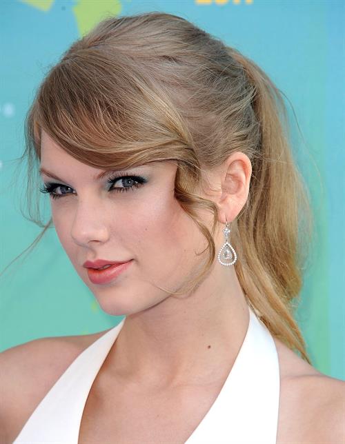 Taylor Swift at the 2011 Teen Choice Awards August 07, 2011 