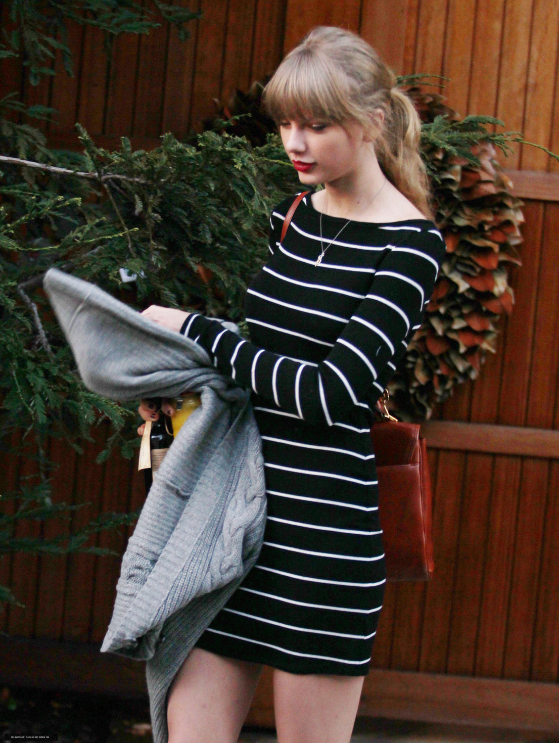 Taylor Swift visiting a friend in Brentwood January 8, 2013