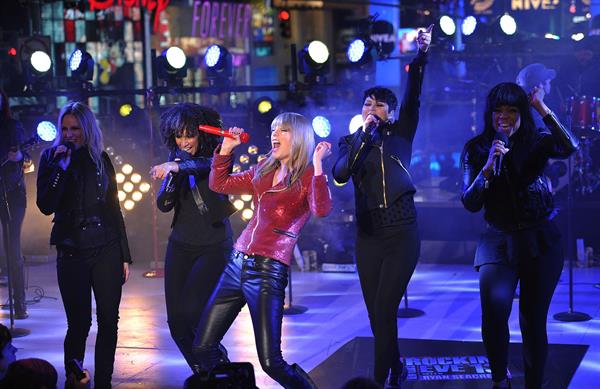 Taylor Swift Performs during New Year's Eve 2013 Times Square in New York Decemeber 31, 2012 