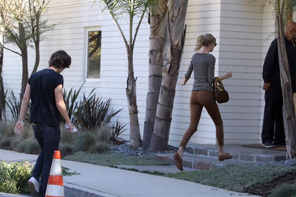 Taylor Swift grocery shopping in Studio City December 19, 2012