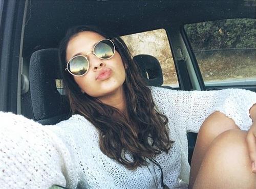 Bruna Marquezine taking a selfie