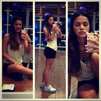 Bruna Marquezine taking a selfie
