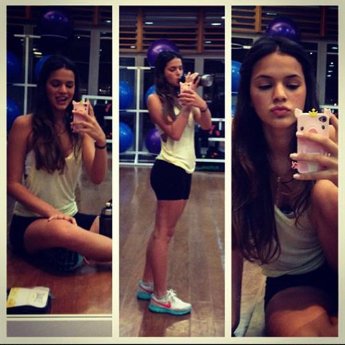 Bruna Marquezine taking a selfie