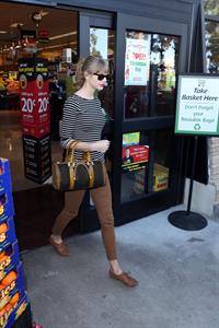 Taylor Swift grocery shopping in Studio City December 19, 2012