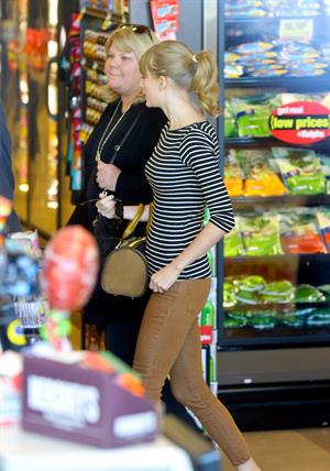Taylor Swift grocery shopping in Studio City December 19, 2012