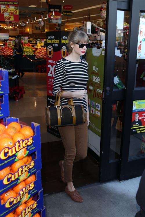 Taylor Swift grocery shopping in Studio City December 19, 2012