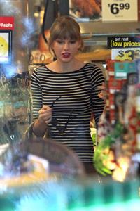 Taylor Swift grocery shopping in Studio City December 19, 2012