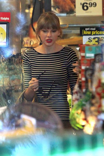 Taylor Swift grocery shopping in Studio City December 19, 2012