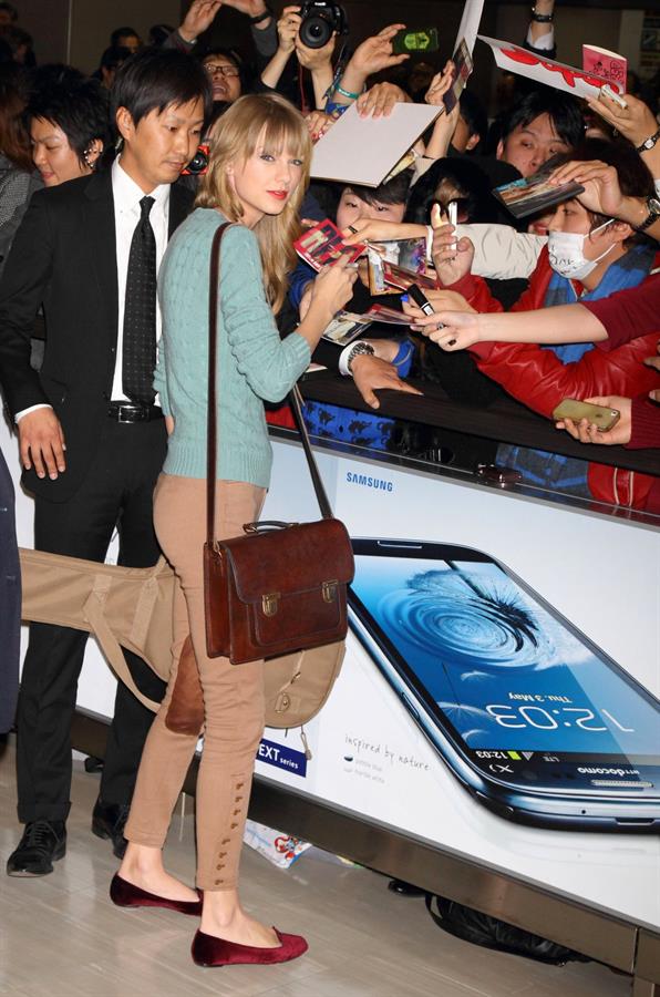 Taylor Swift at Narita International Airport in Tokyo November 21, 2012