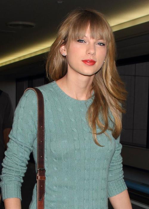Taylor Swift at Narita International Airport in Tokyo November 21, 2012