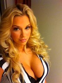 Jessa Hinton taking a selfie