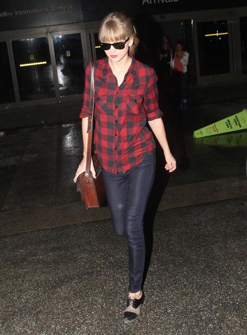 Taylor Swift arriving in Los Angeles from Sydney November 30, 2012