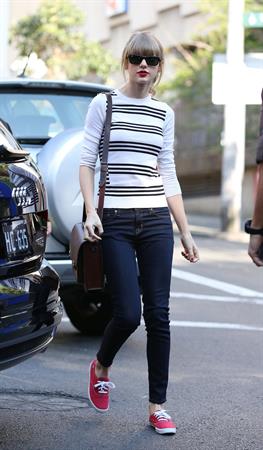 Taylor Swift grabs breakfast at Bills restaurant in Sydney 11/25/12 