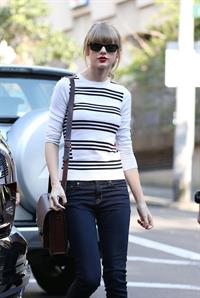 Taylor Swift grabs breakfast at Bills restaurant in Sydney 11/25/12 