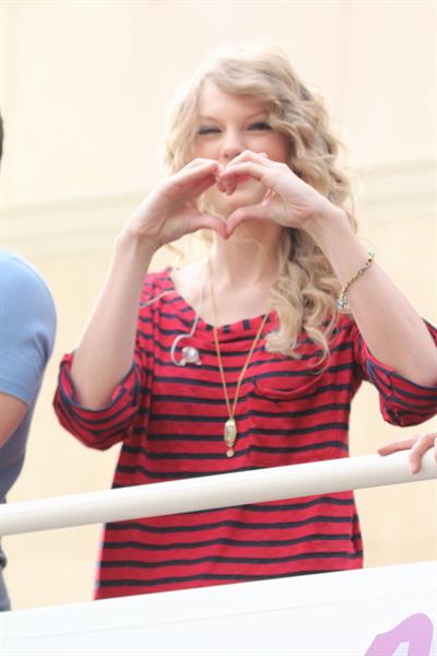 Taylor Swift surprise show at Hollywood Highland October 29, 2010