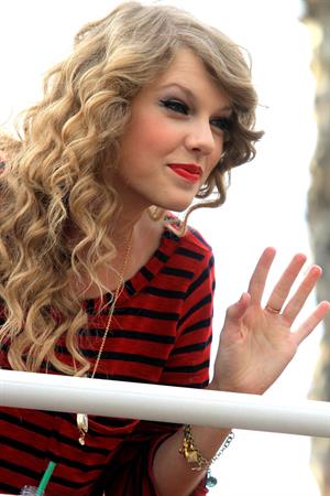 Taylor Swift surprise show at Hollywood Highland October 29, 2010