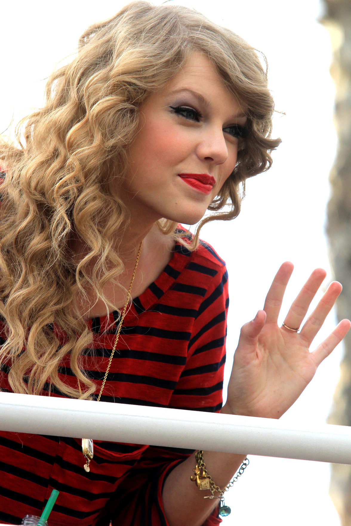 Taylor Swift surprise show at Hollywood Highland October 29, 2010