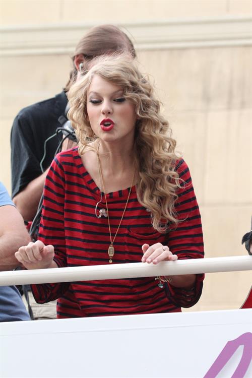 Taylor Swift surprise show at Hollywood Highland October 29, 2010