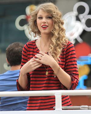 Taylor Swift surprise show at Hollywood Highland October 29, 2010