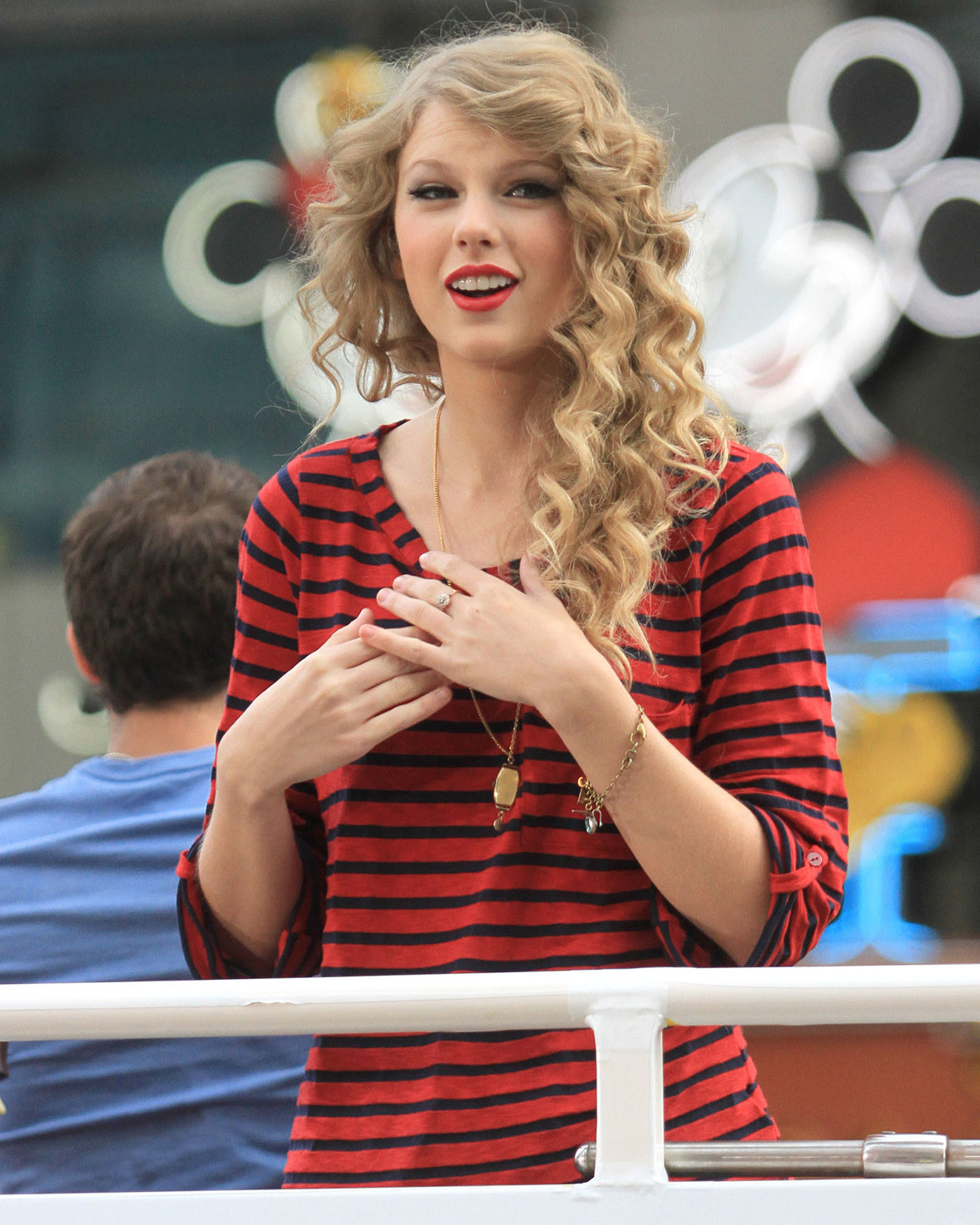 Taylor Swift surprise show at Hollywood Highland October 29, 2010