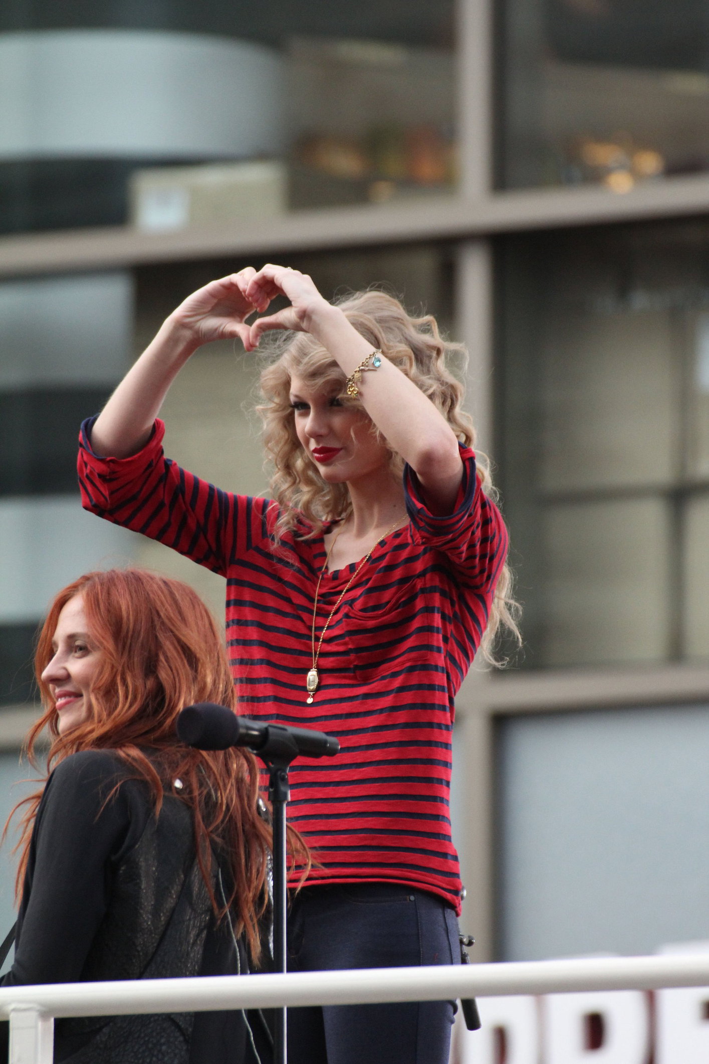 Taylor Swift surprise show at Hollywood Highland October 29, 2010