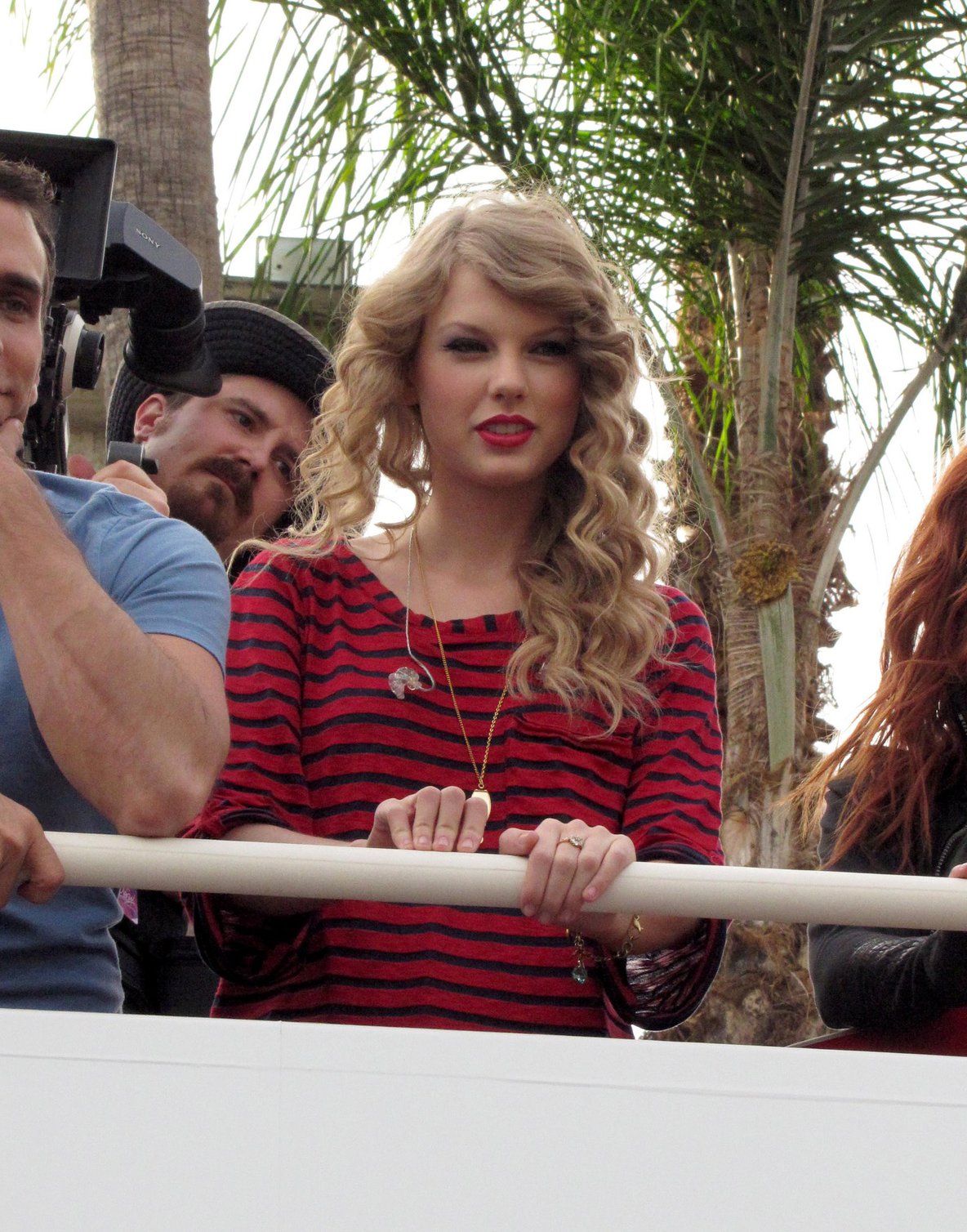 Taylor Swift surprise show at Hollywood Highland October 29, 2010