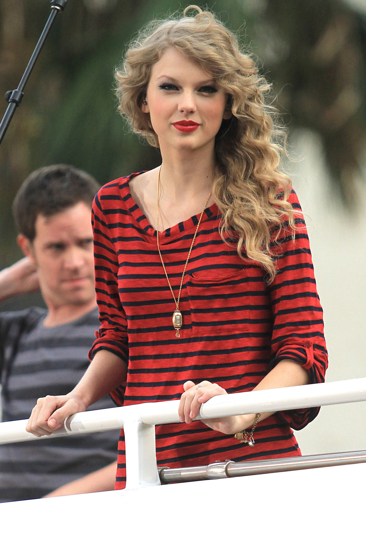 Taylor Swift surprise show at Hollywood Highland October 29, 2010