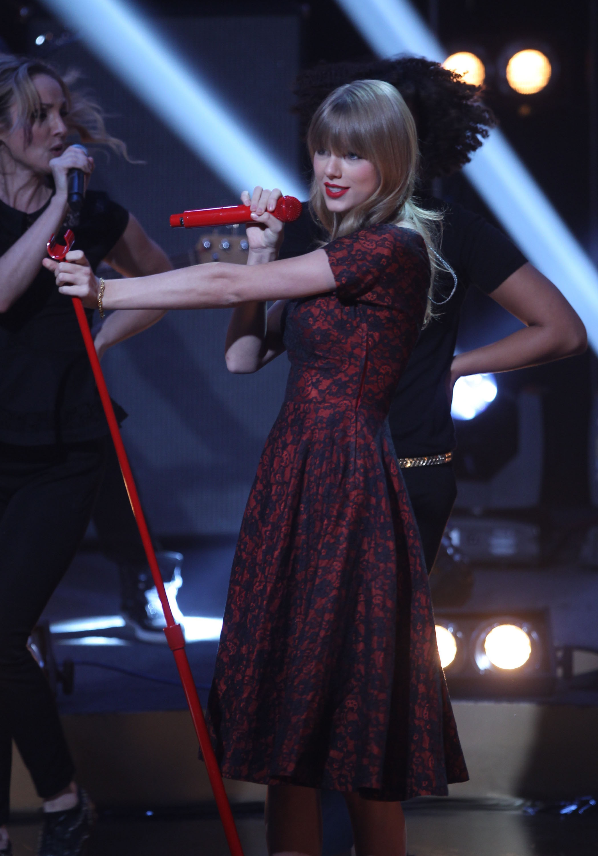 Taylor Swift performing on Swedish-Norwegian talk show Skavlan in London 11/8/12