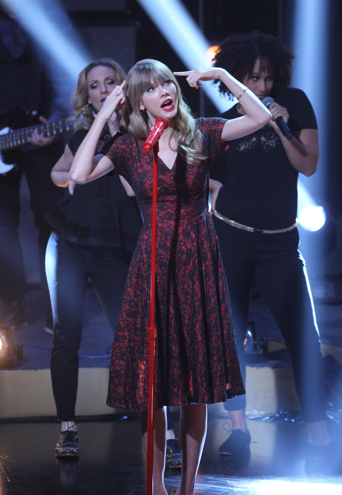 Taylor Swift performing on Swedish-Norwegian talk show Skavlan in London 11/8/12