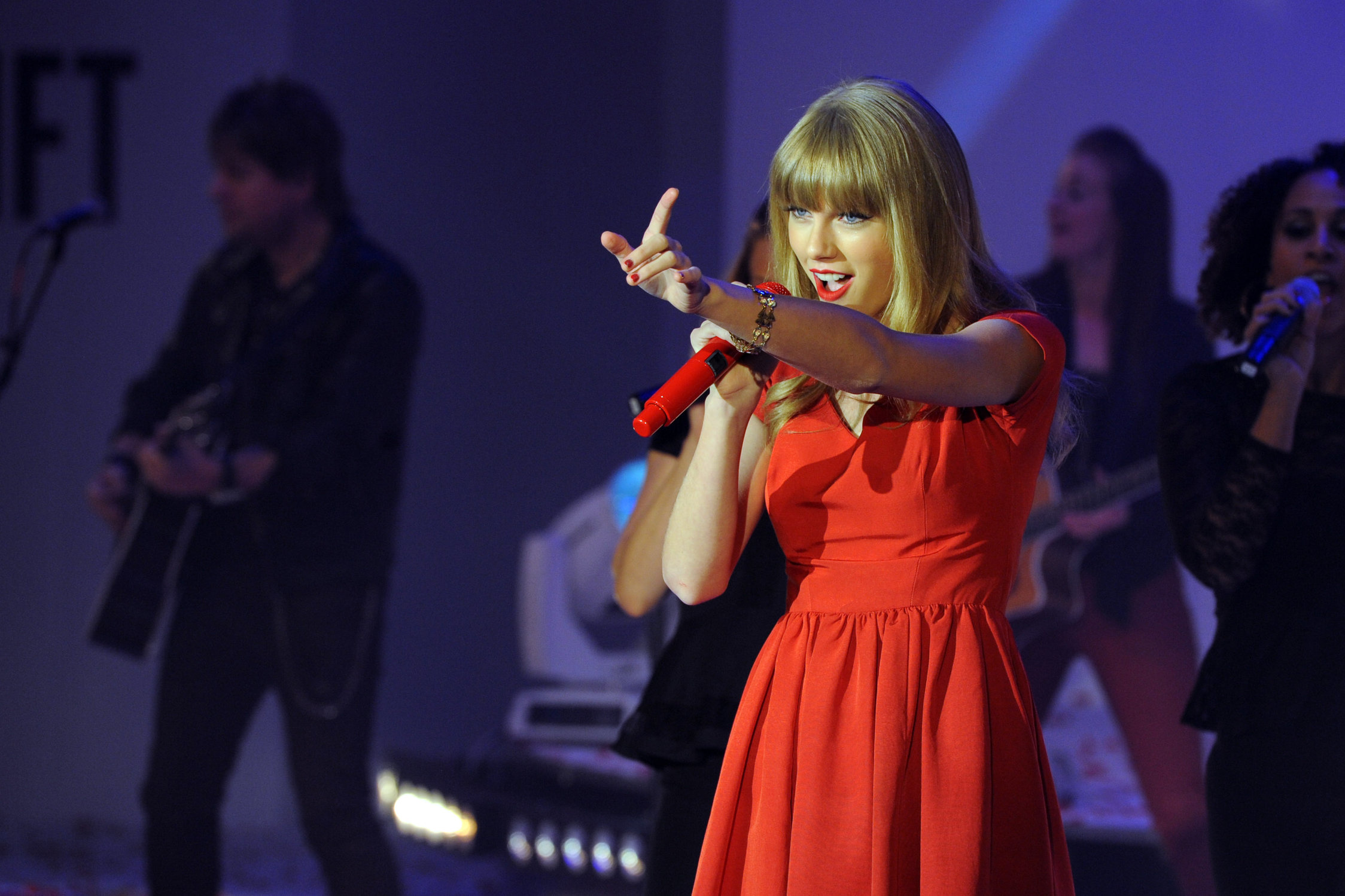 Taylor Swift at Westfield Mall in London 11/6/12