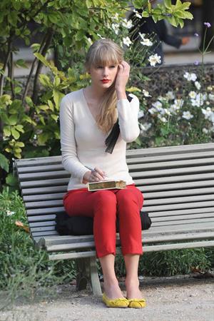 Taylor Swift films music video for ‘Begin Again’ in Paris 10/1/12 