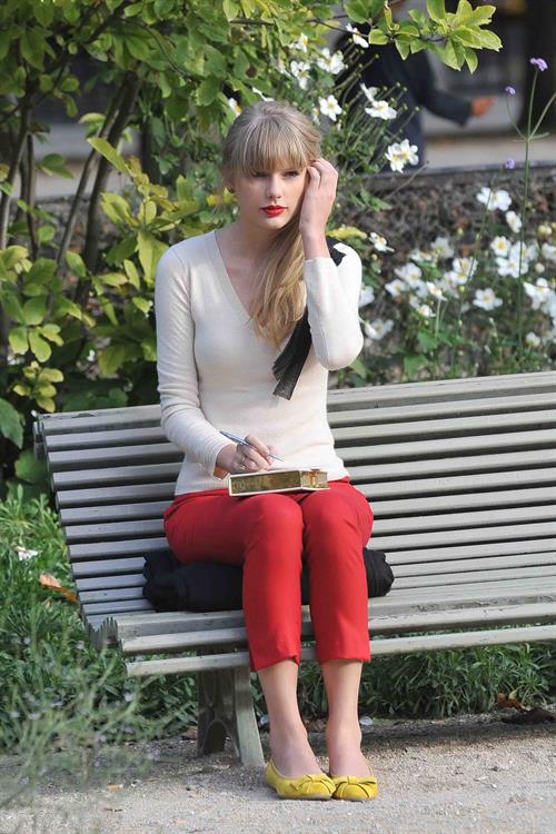 Taylor Swift films music video for ‘Begin Again’ in Paris 10/1/12 
