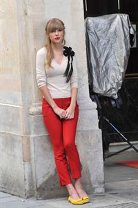 Taylor Swift films music video for ‘Begin Again’ in Paris 10/1/12 