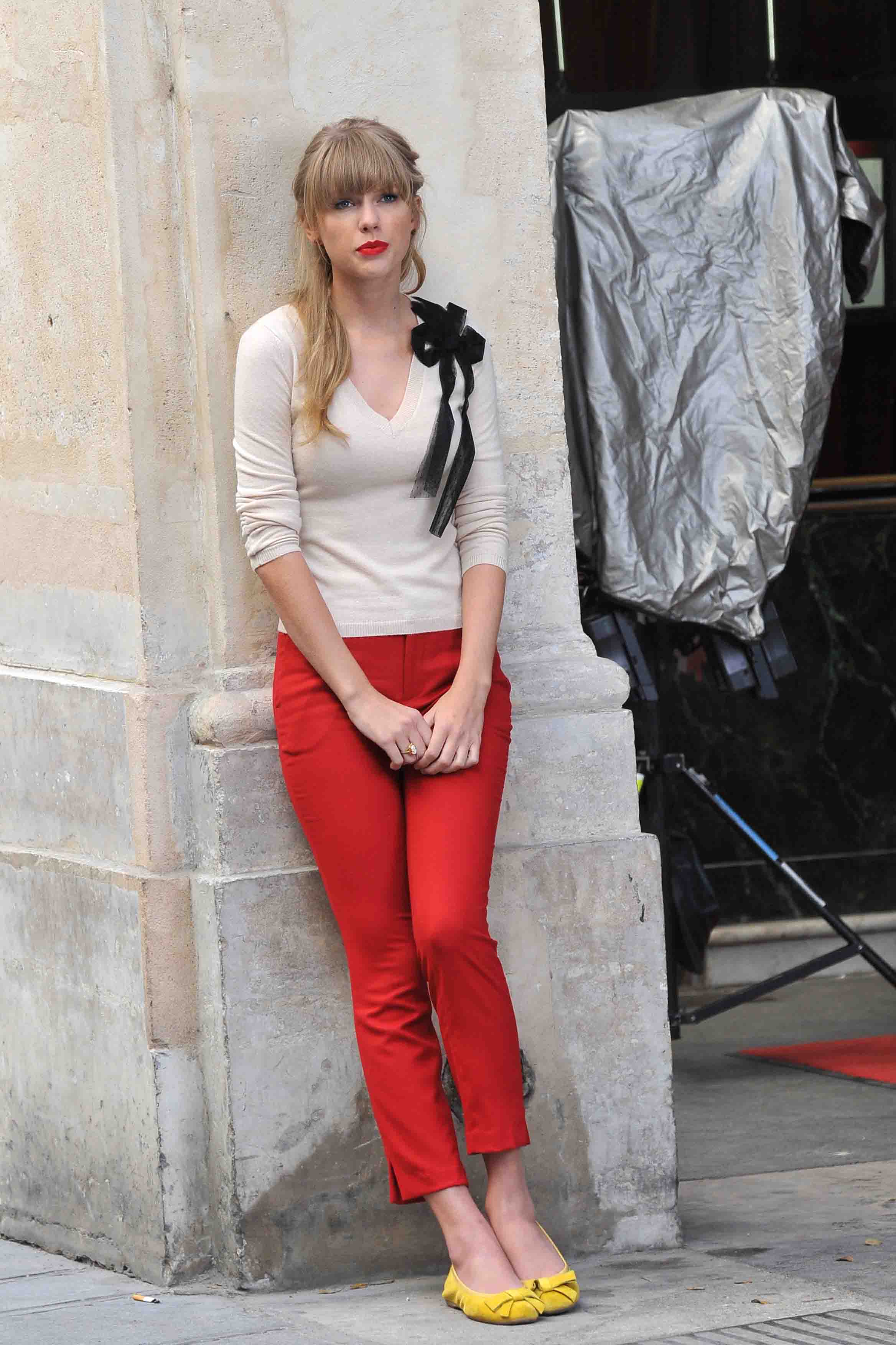 Taylor Swift films music video for ‘Begin Again’ in Paris 10/1/12 