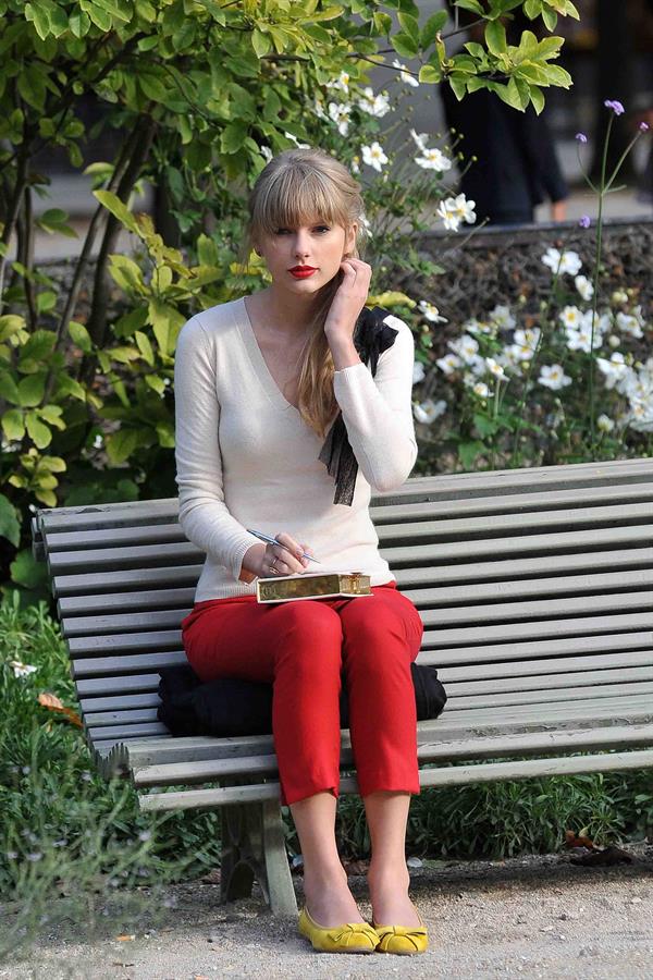 Taylor Swift films music video for ‘Begin Again’ in Paris 10/1/12 