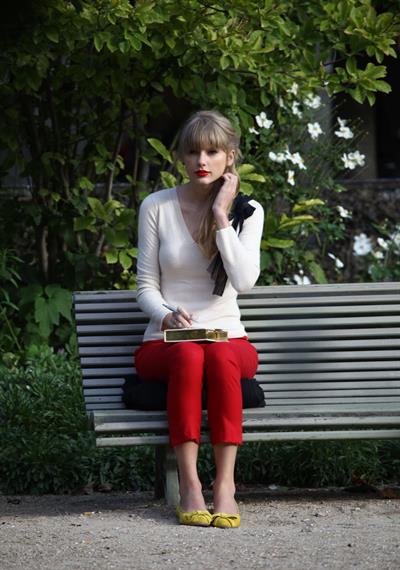 Taylor Swift films music video for ‘Begin Again’ in Paris 10/1/12 