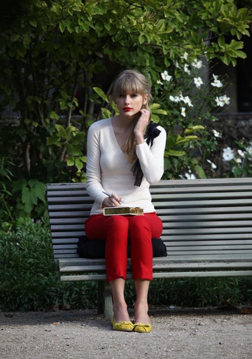 Taylor Swift films music video for ‘Begin Again’ in Paris 10/1/12 