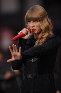Taylor Swift performs at Good Morning America in New York City October 23, 2012 