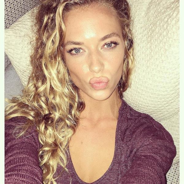 Hannah Ferguson taking a selfie