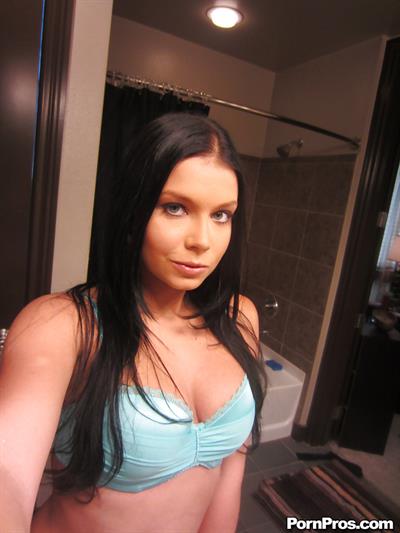 Victoria Blaze taking a selfie