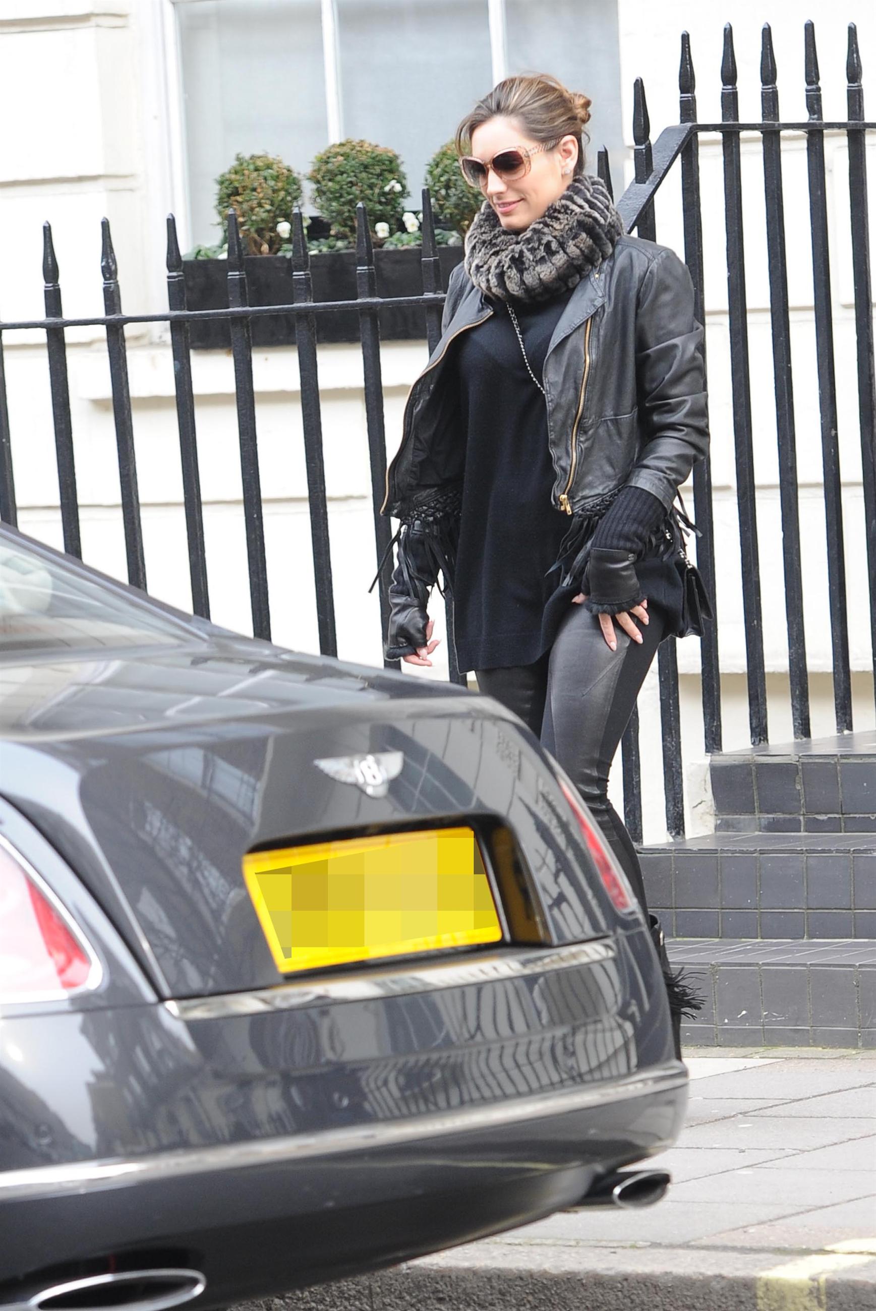 Kelly Brook - Looking for new clothes in London (13.02.2013) 