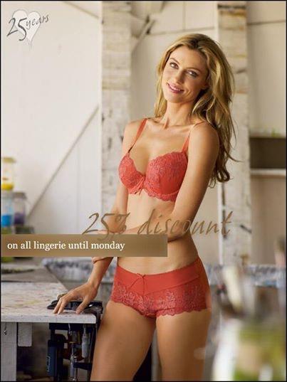 Armanda Barten in lingerie