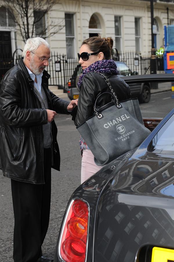 Kelly Brook Arriving home in London - Feb 6, 2013 
