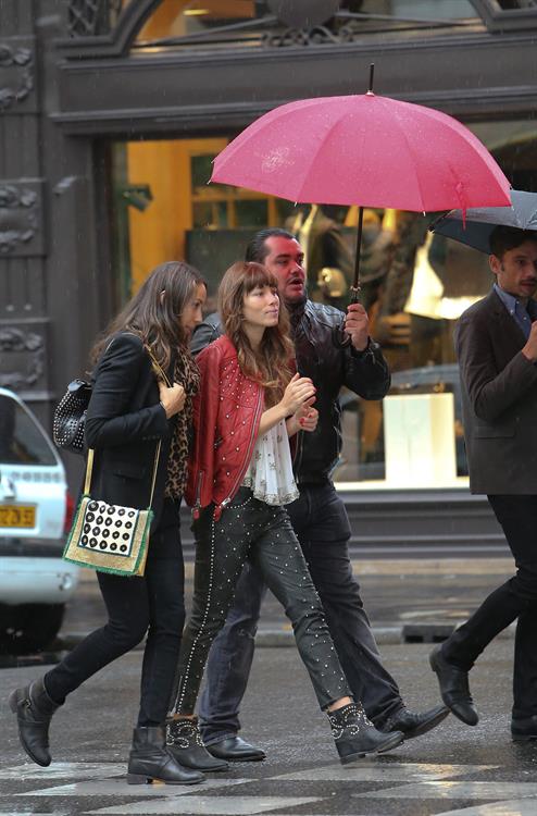 Jessica Biel Out Shopping in Paris (10/08/12) 
