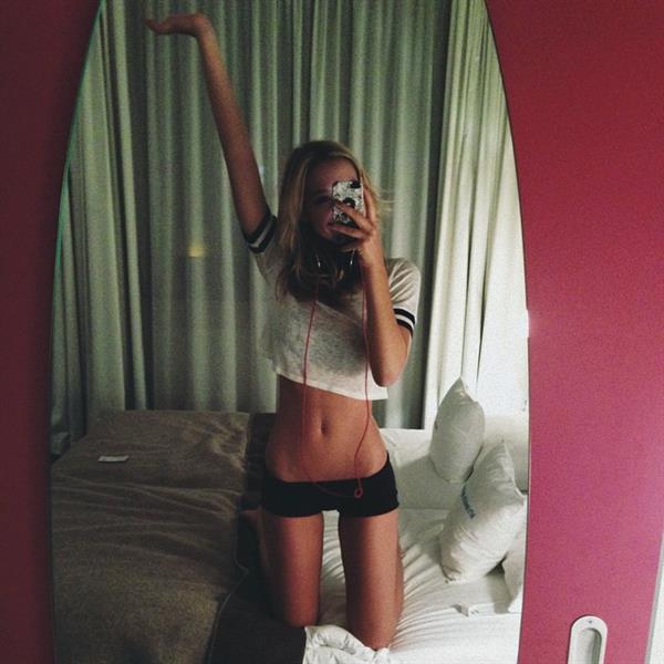 Alexis Ren taking a selfie