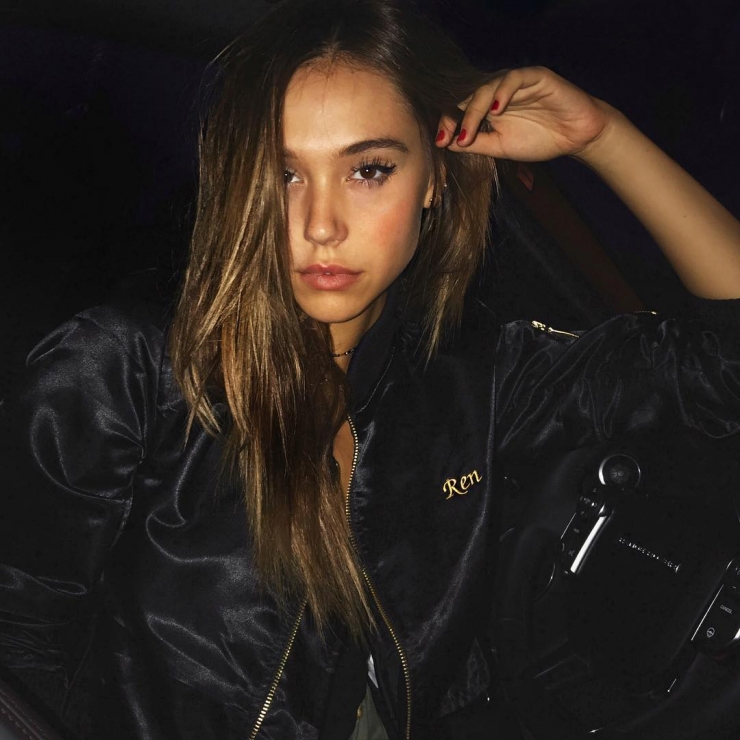 Alexis Ren taking a selfie